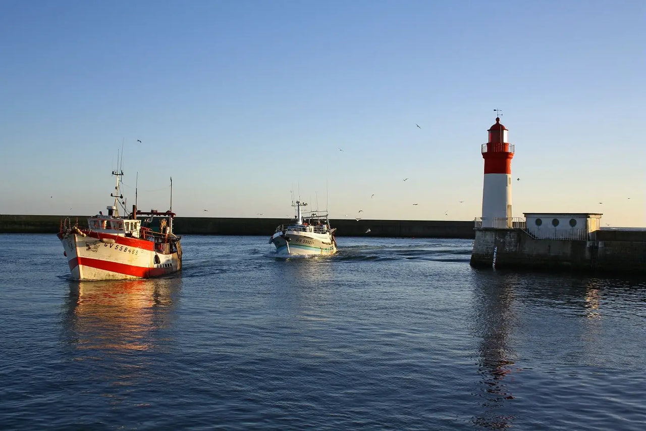 Le Guilvinec et son phare emblématique de ce port de pêche à visiter