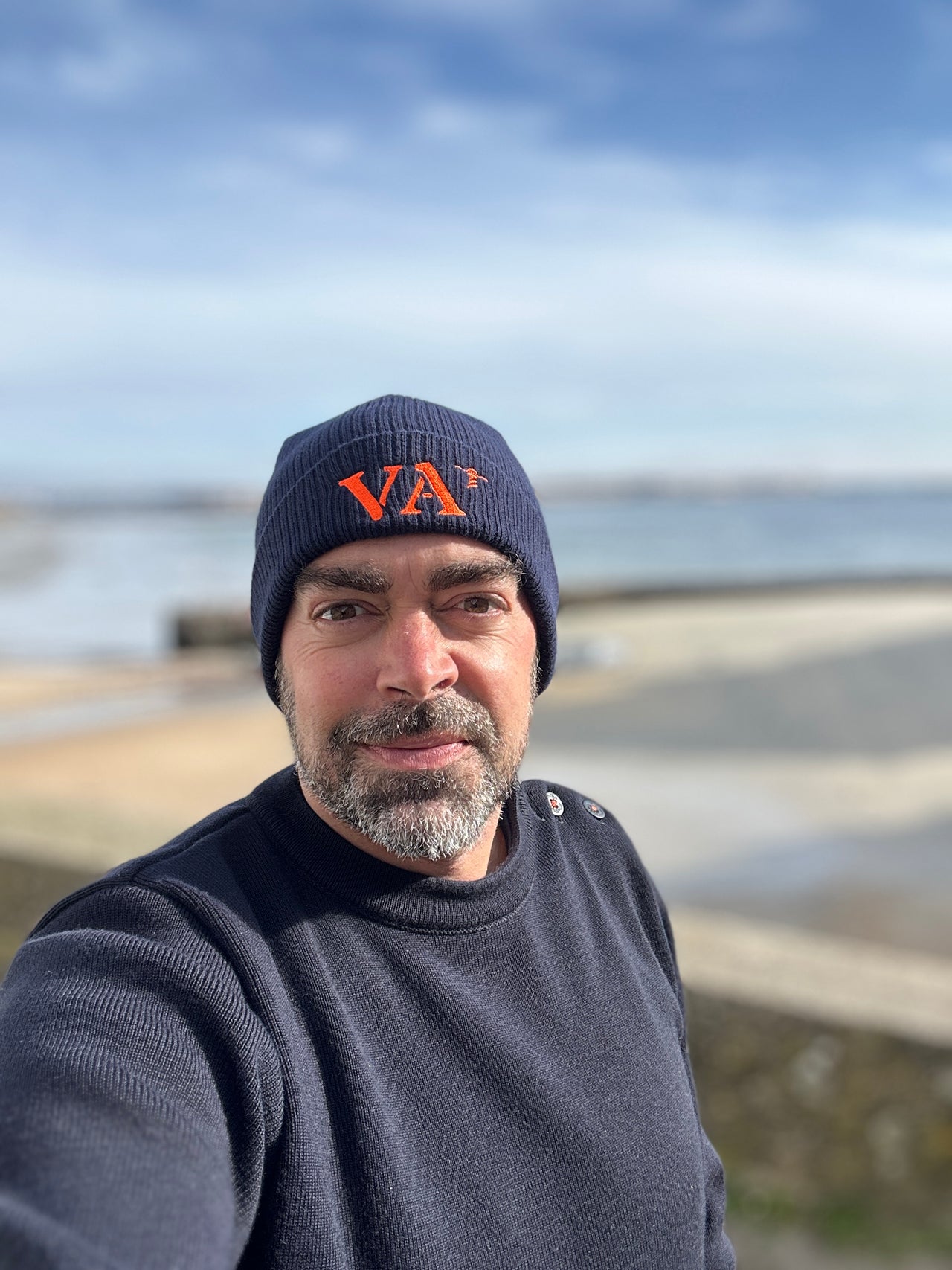 Bonnet bleu marine de votre port d'attache VA Vannes de la marque Quartier iode.