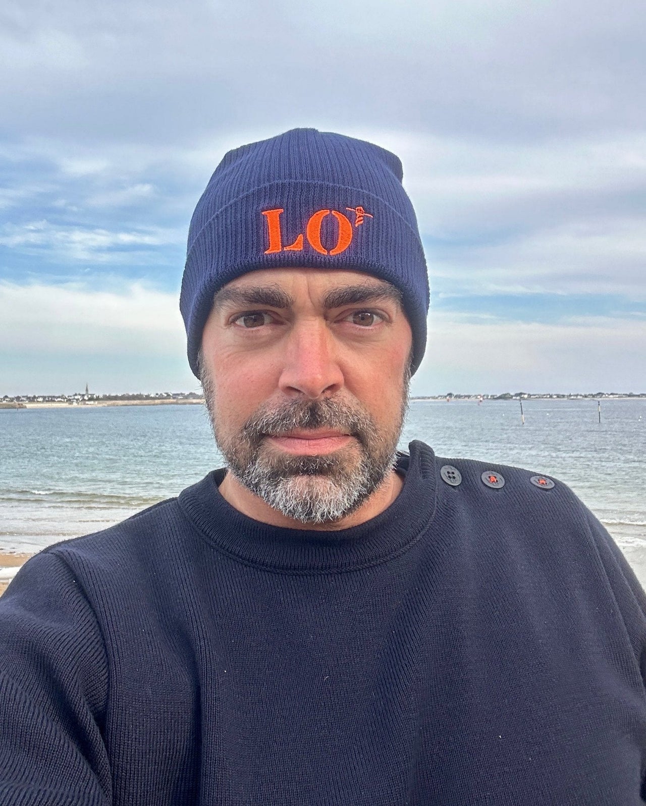 Bonnet marin de votre port d'attache LO Lorient de la marque Quartier iode. Bleu Marine, broderie en orange. pour homme