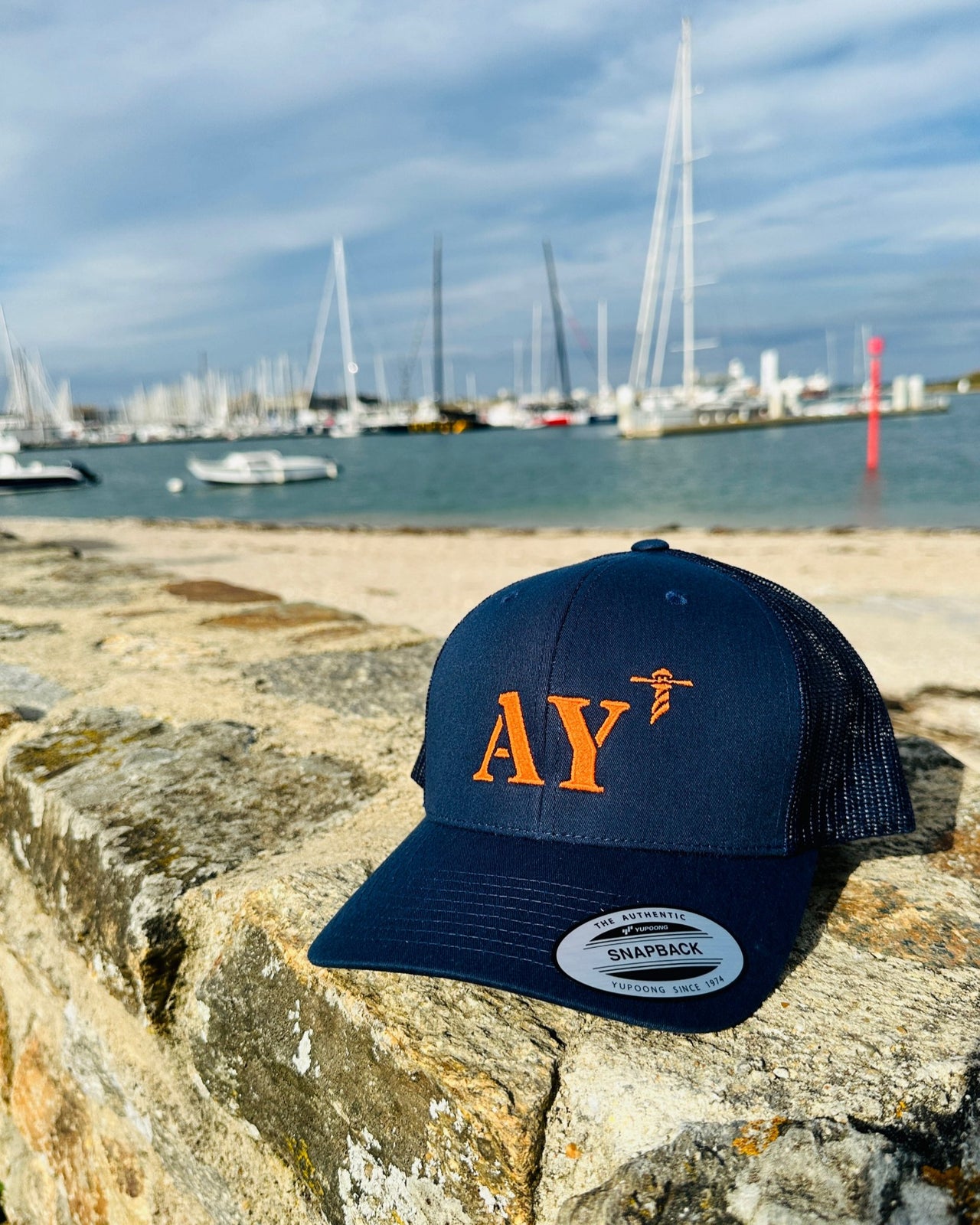 Casquette marine de votre port d'attache AY Auray de la marque Quartier iode avec filet à l'arrière.