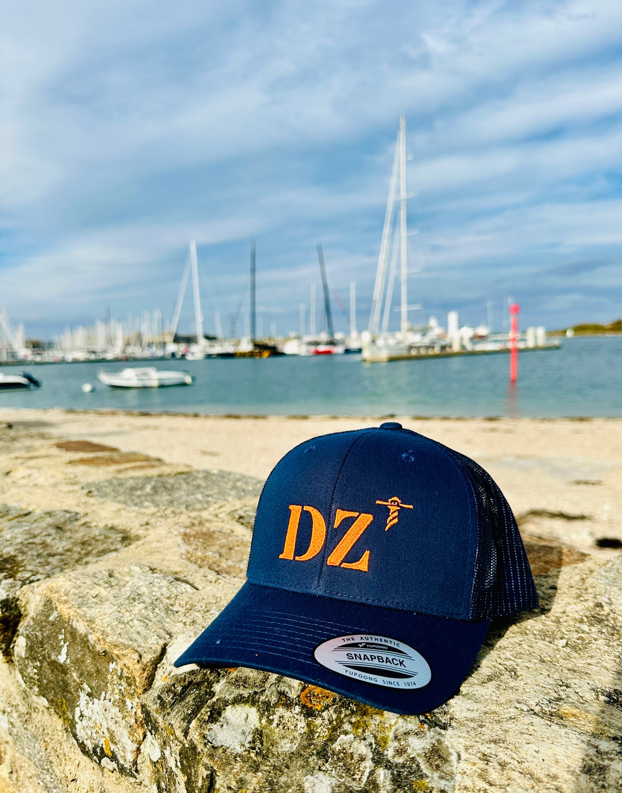 Casquette marine de votre port d'attache DZ Douarnenez de la marque Quartier iode avec un filet à l'arrière.