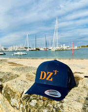 Casquette marine de votre port d'attache DZ Douarnenez de la marque Quartier iode avec un filet à l'arrière.