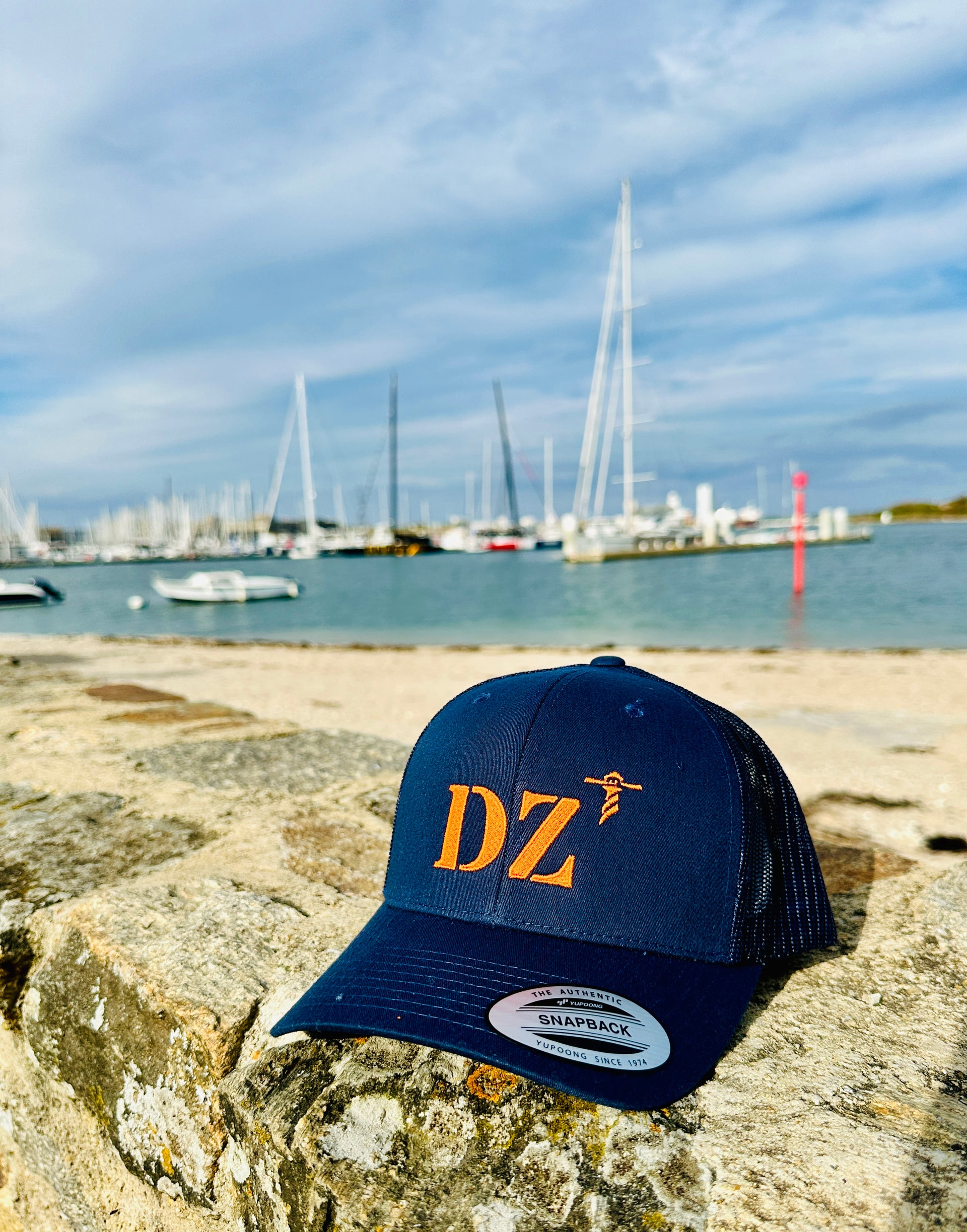 Casquette marine de votre port d'attache DZ Douarnenez de la marque Quartier iode avec un filet à l'arrière.