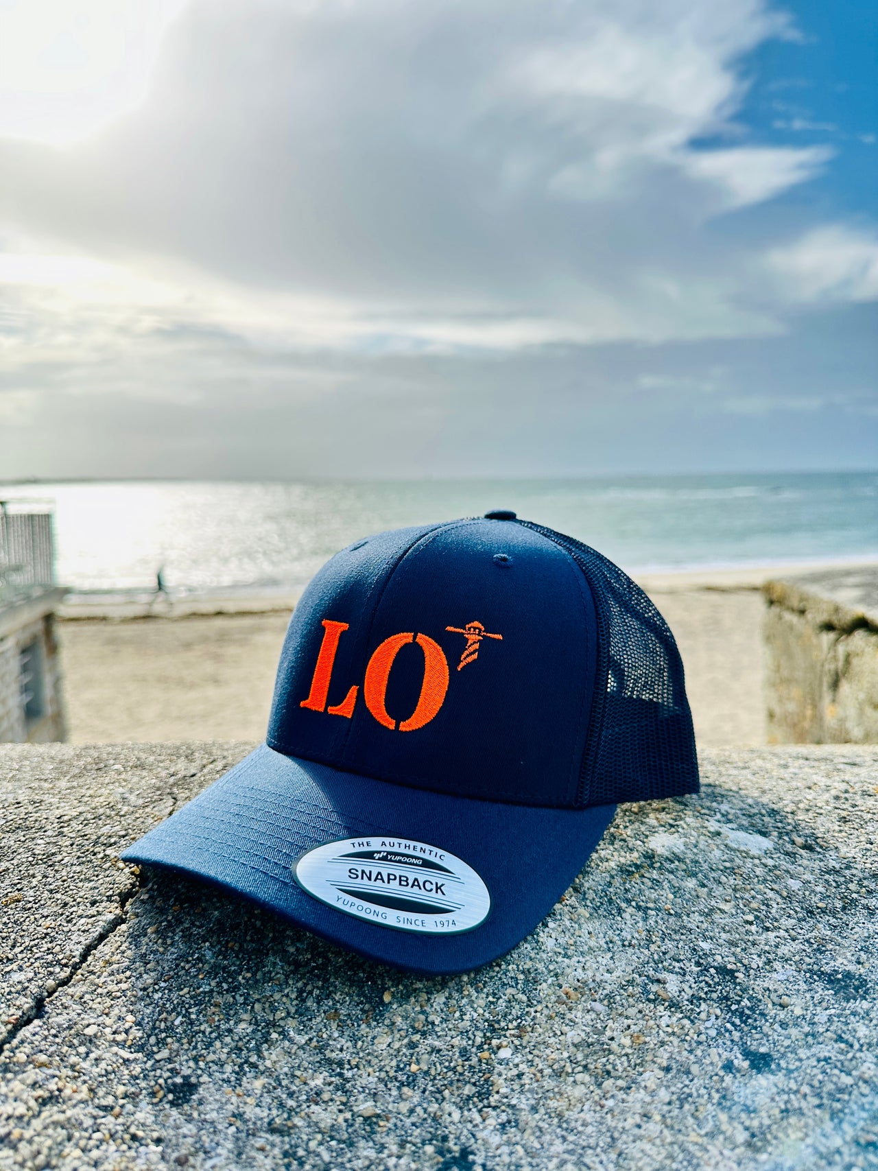 Casquette marine de votre port d'attache LO Lorient de la marque Quartier iode avec filet à l'arrière.