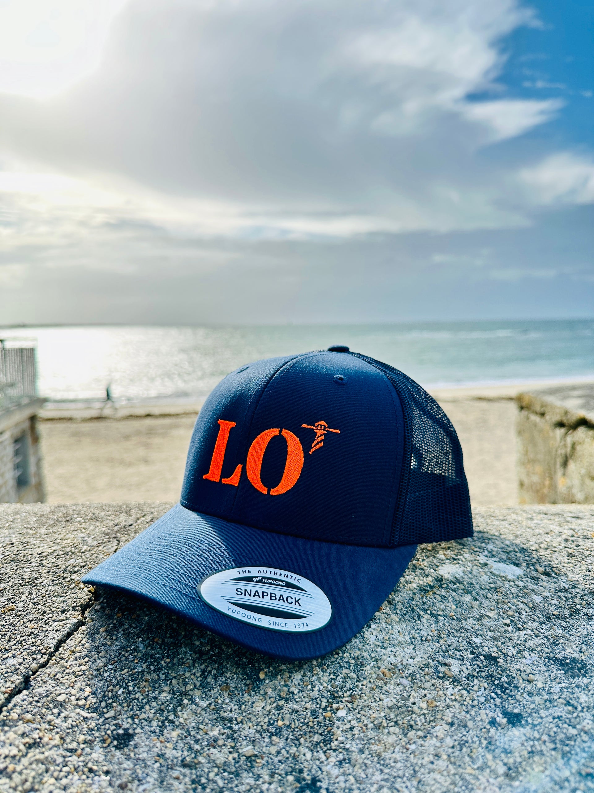 Casquette marine de votre port d'attache LO Lorient de la marque Quartier iode avec filet à l'arrière.
