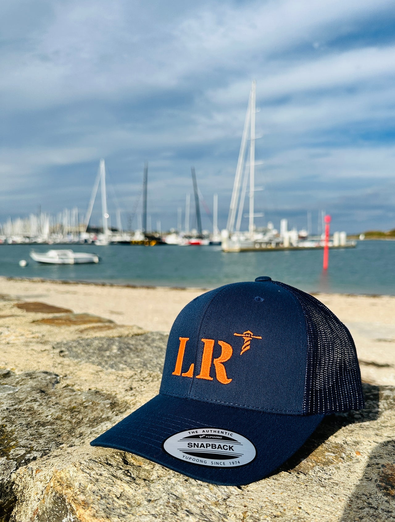 Casquette marine de votre port d'attache La Rochelle LR de la marque Quartier iode avec filet à l'arrière.