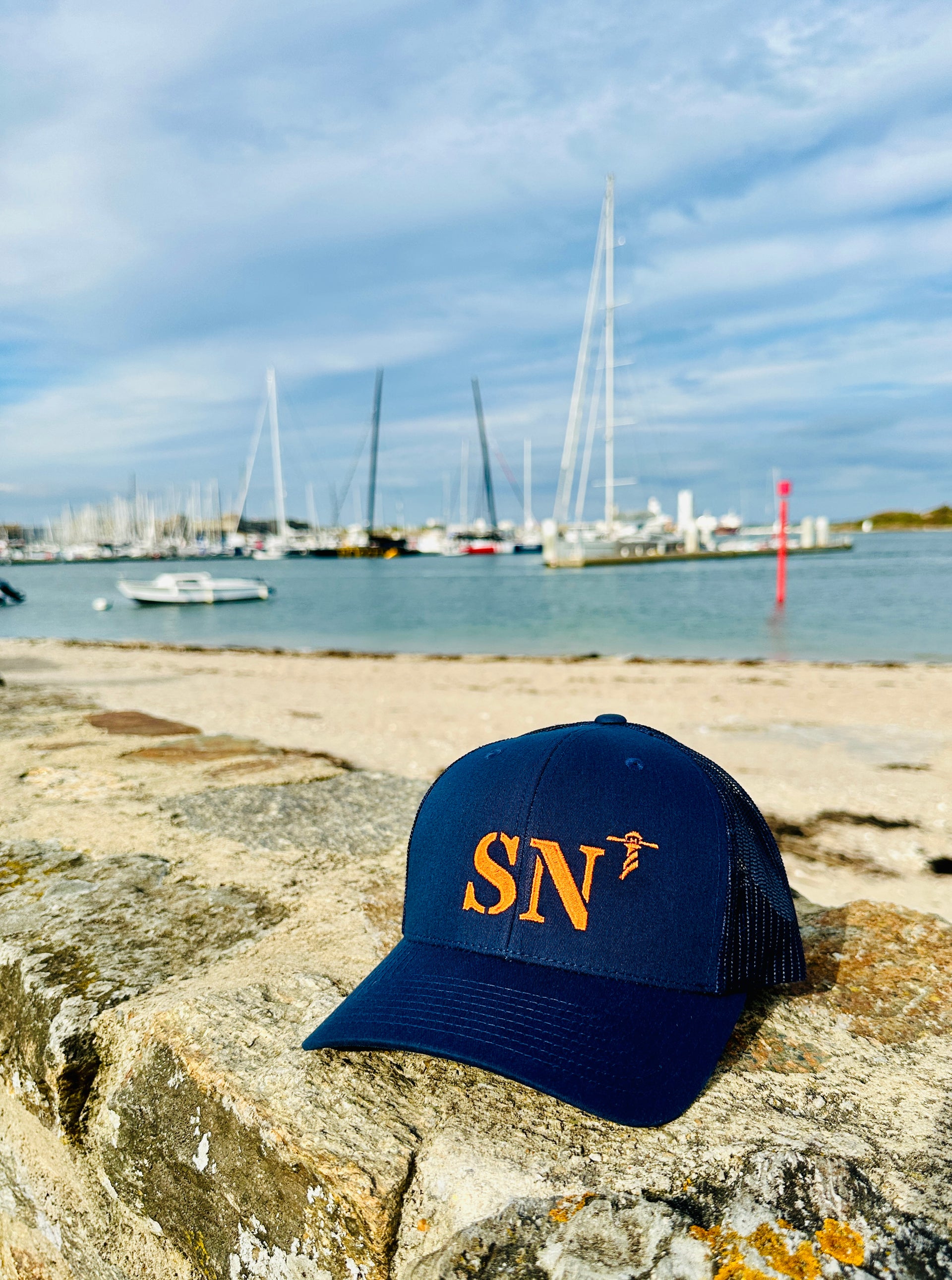 Casquette marine de votre port d'attache SN Saint Nazaire de la marque Quartier iode avec une filet à l'arrière.