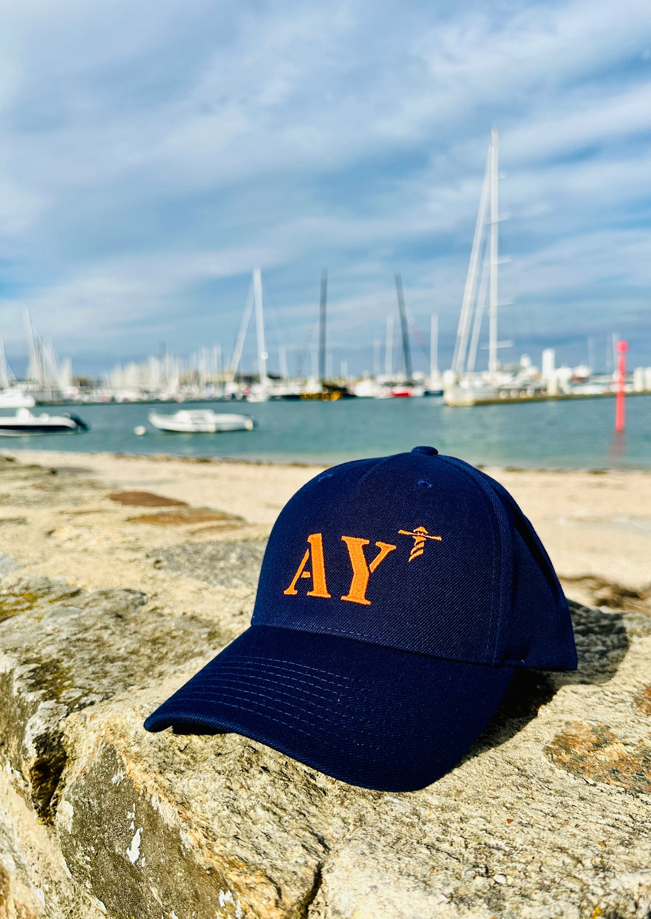Casquette marine de votre port d'attache AY Auray de la marque Quartier iode sans filet à l'arrière.