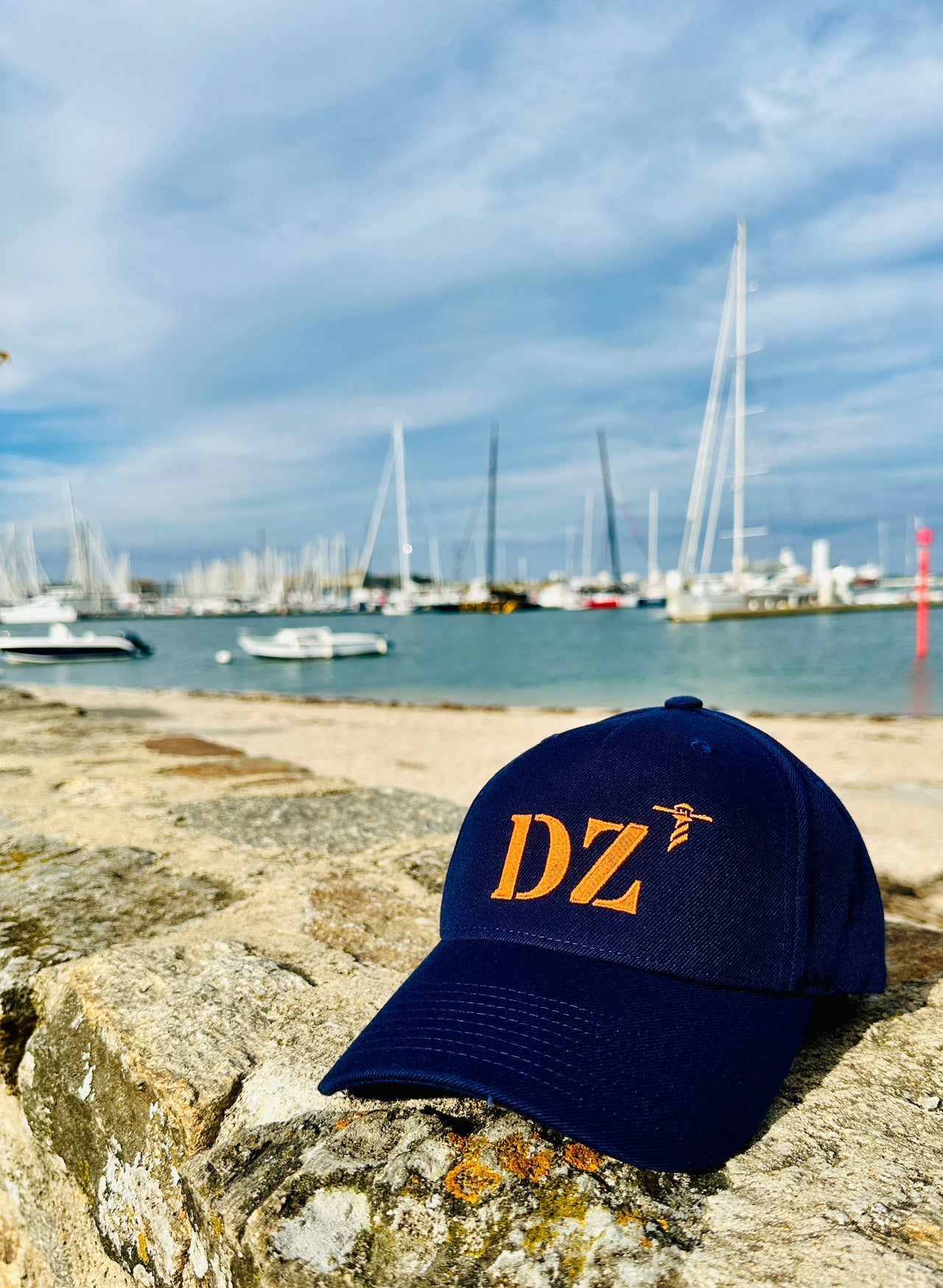 Casquette marine de votre port d'attache DZ Douarnenez de la marque Quartier iode sans filet à l'arrière.