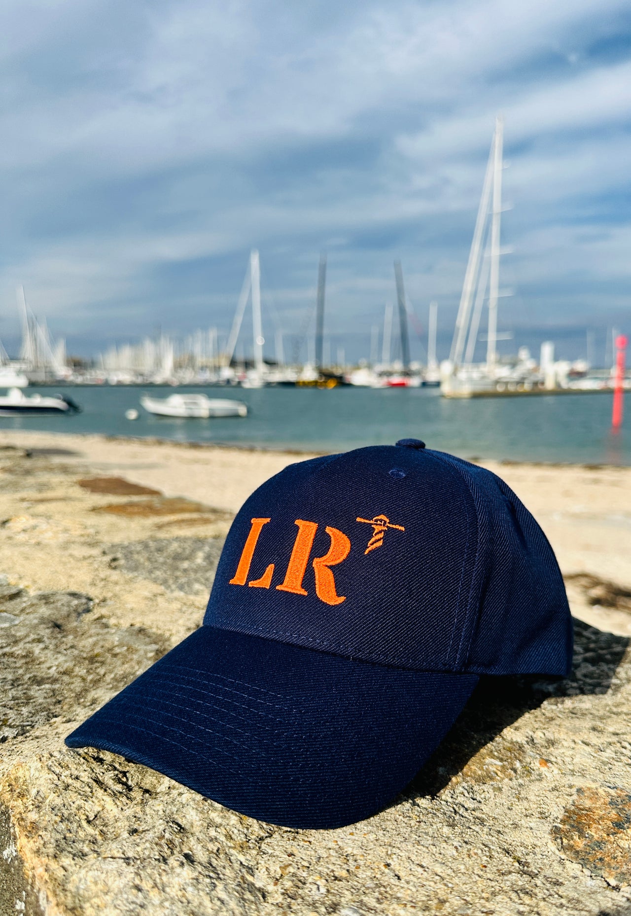 Casquette marine de votre port d'attache La Rochelle LR de la marque Quartier iode sans filet à l'arrière (pleine).