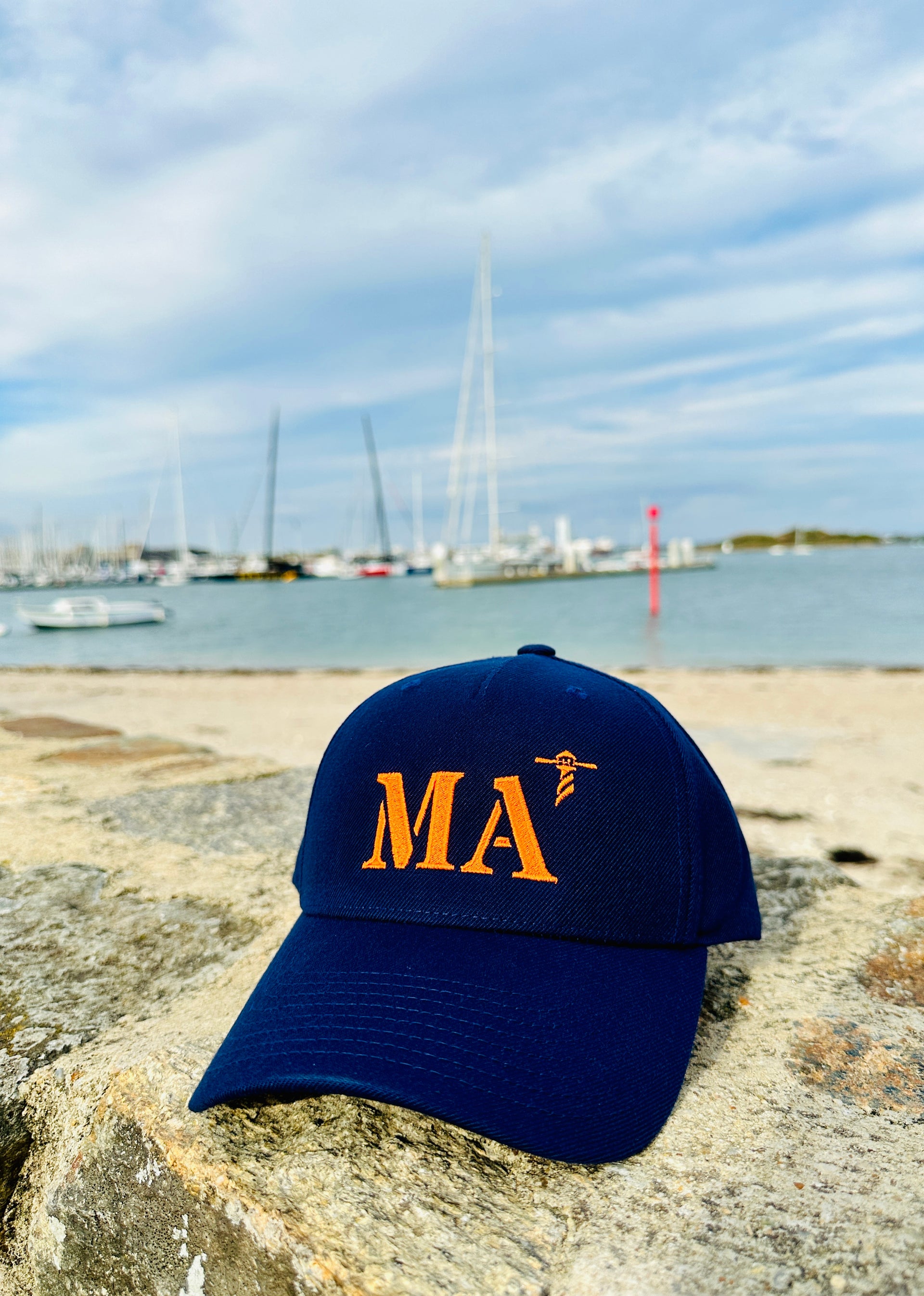 Casquette marine de votre port d'attache MA Marseille de la marque Quartier iode sans filet à l'arrière.