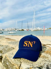 Casquette marine de votre port d'attache SN Saint Nazaire de la marque Quartier iode sans filet à l'arrière.