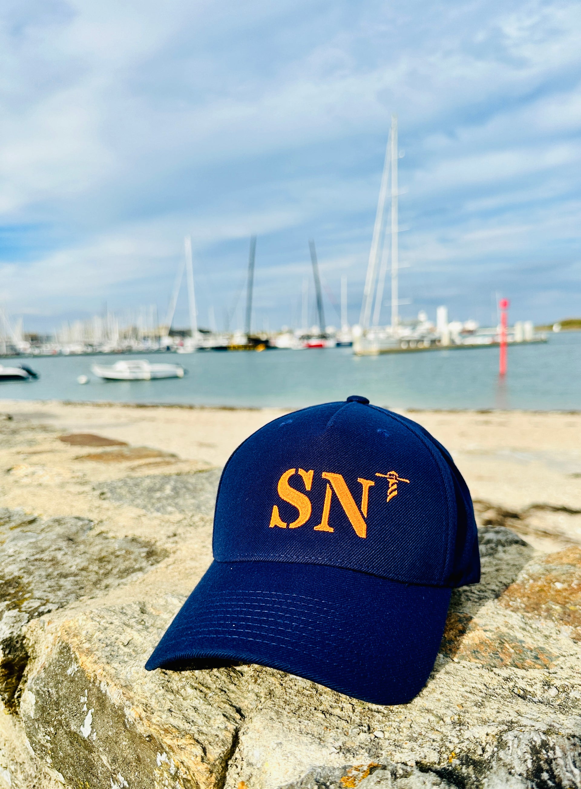 Casquette marine de votre port d'attache SN Saint Nazaire de la marque Quartier iode sans filet à l'arrière.