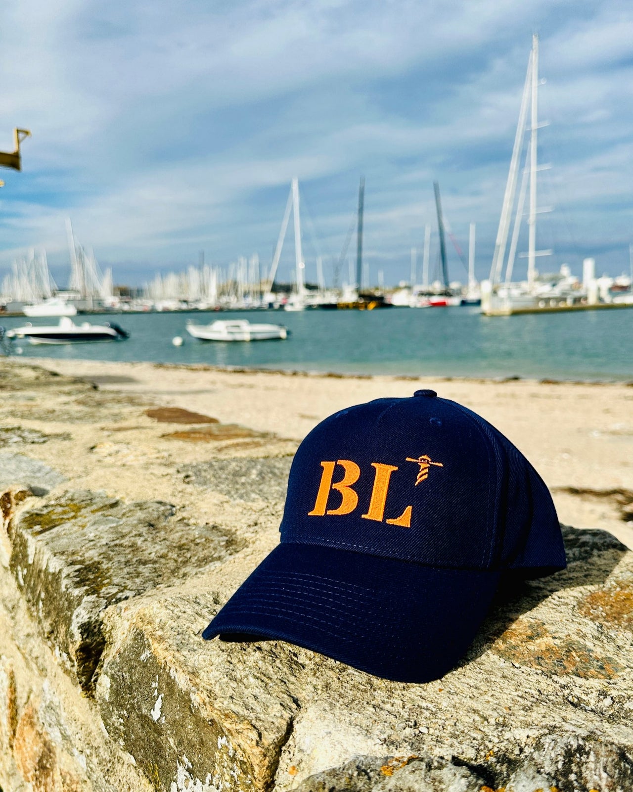 Casquette marine de votre Port d'Attache "BL" Boulogne sur Mer de la marque Quartier iode sans filet à l'arrière.