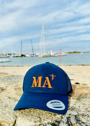 Casquette MA Marseille Bleu marine de votre port d'attache de la marque Quartier iode avec filet à l'arrière.