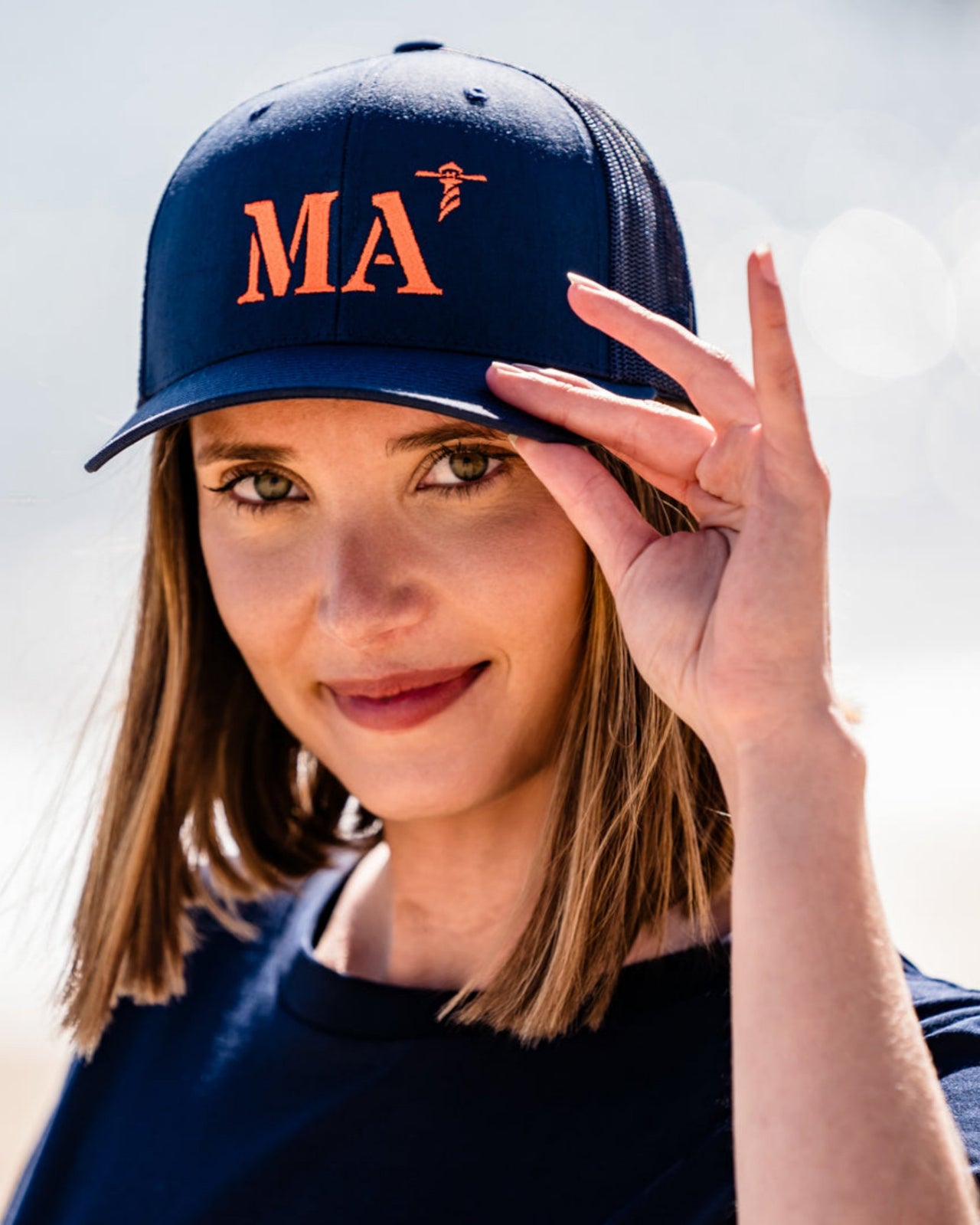 Casquette Marseille MA bleu marine de votre port d'attache de la marque Quartier iode avec filet à l'arrière.