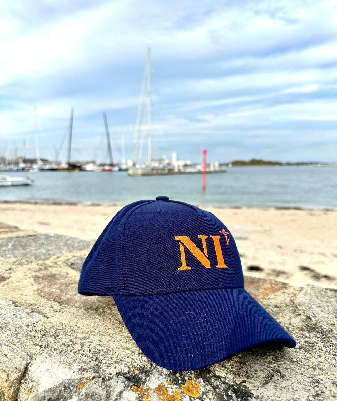Casquette marine de votre port d'attache NI Nice de la marque Quartier iode sans filet à l'arrière.