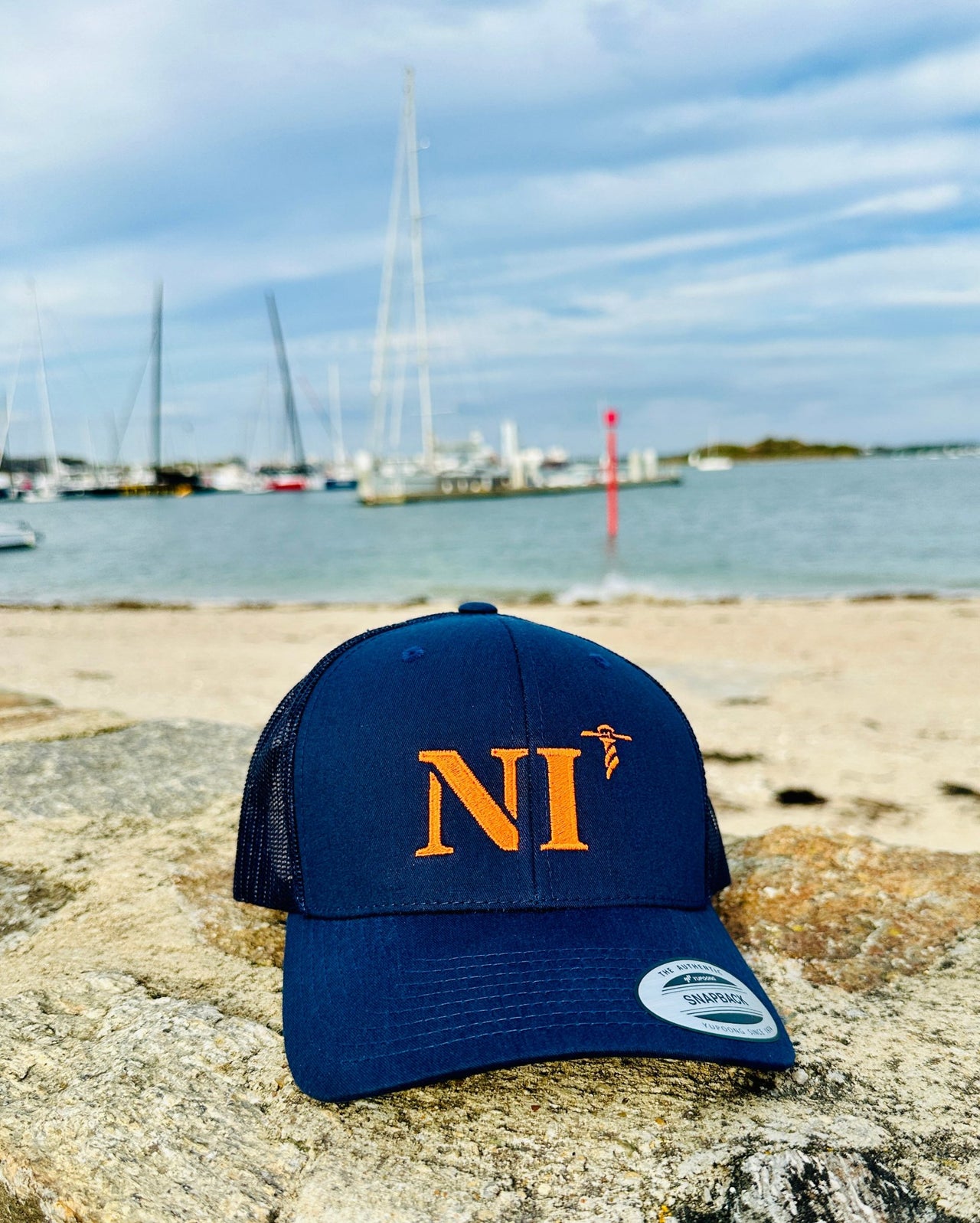 Casquette marine de votre port d'attache NI Nice de la marque Quartier iode avec filet à l'arrière.