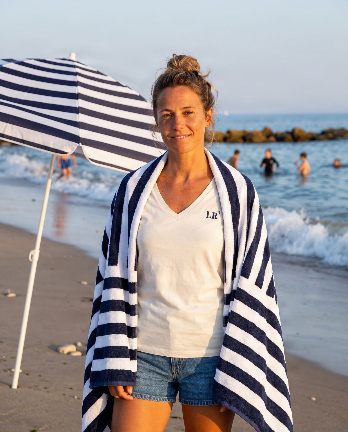 T-shirt Col V brodé La Rochelle LR Beige et Bleu Marine