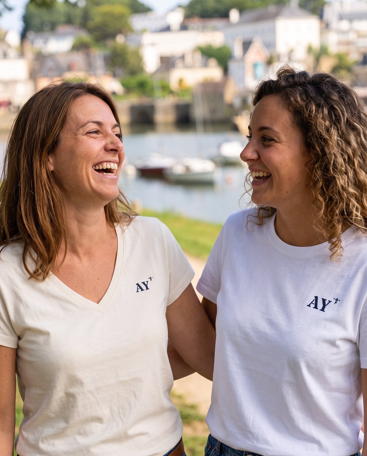 T-shirt Col V Auray AY Beige brodé Bleu