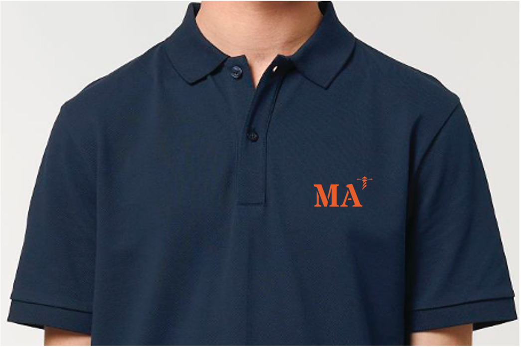 Polo en maille piquée de coton bio brodé avec l'initiale de votre port d'attache. Par Quartier iodé.