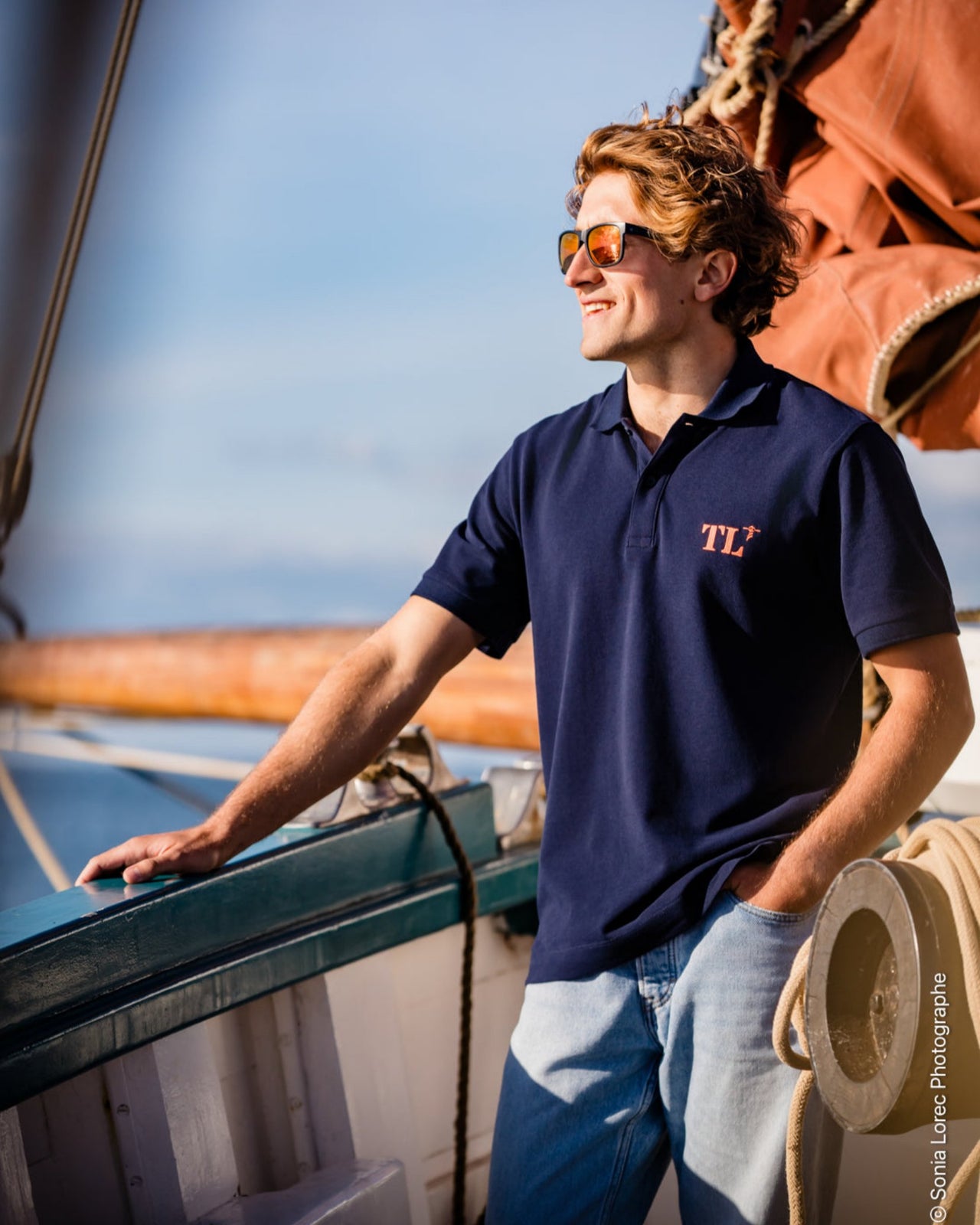 Polo en coton bio brodé TL pour votre port de coeur Toulon. Par Quartier iodé
