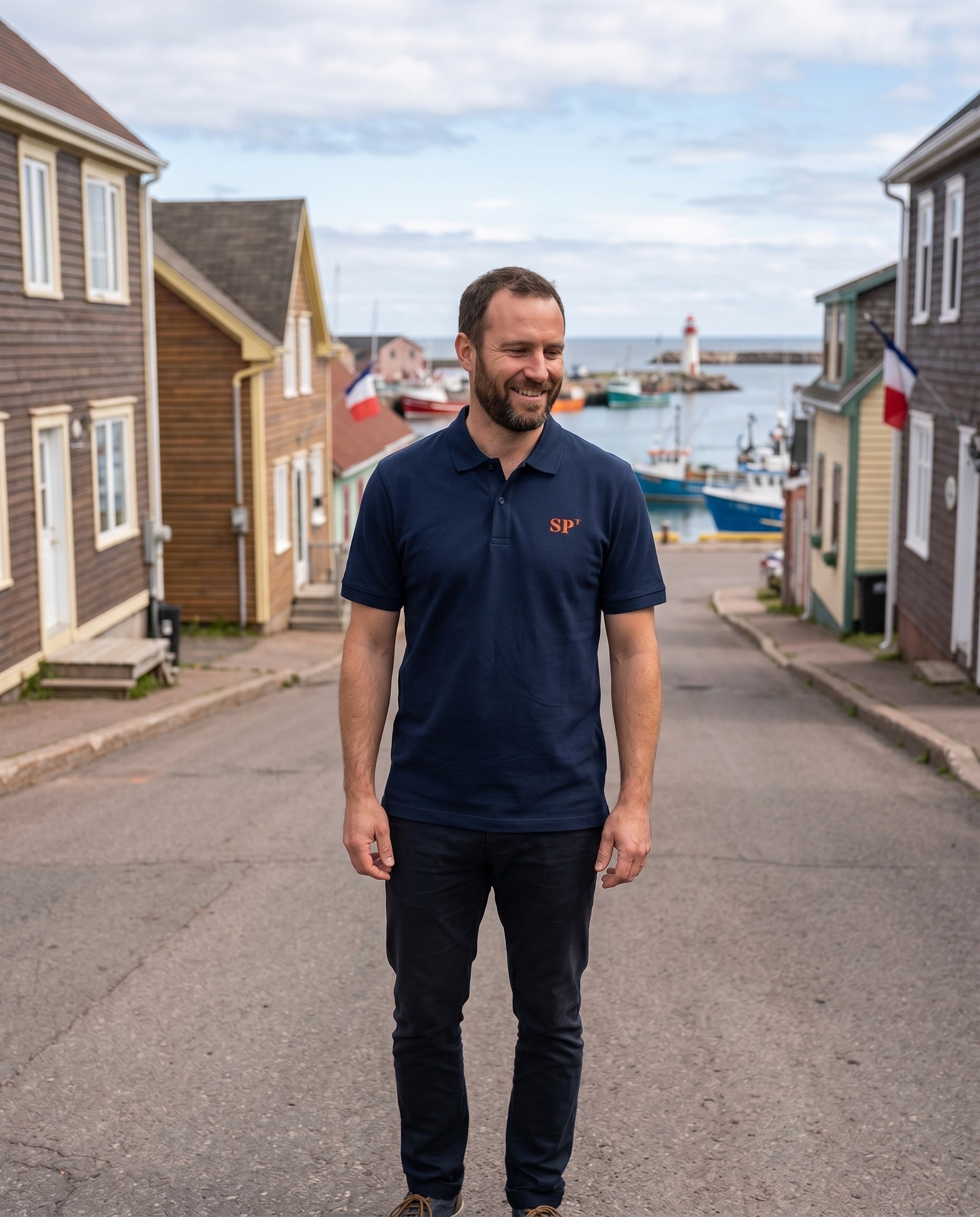 Polo brodé Saint - Pierre - et - Miquelon SP Bleu Marine - Orange / Blanc - Quartier iodé