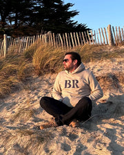 Quartier Iodé, sweat à capuche idéal pour les bords de mer ou à la ville. Chaud, confortable durable mais aussi chic et stylé. pour hommes. Quartier Iodé est une marque Bretonne et met à l'honneur le port de Brest. 