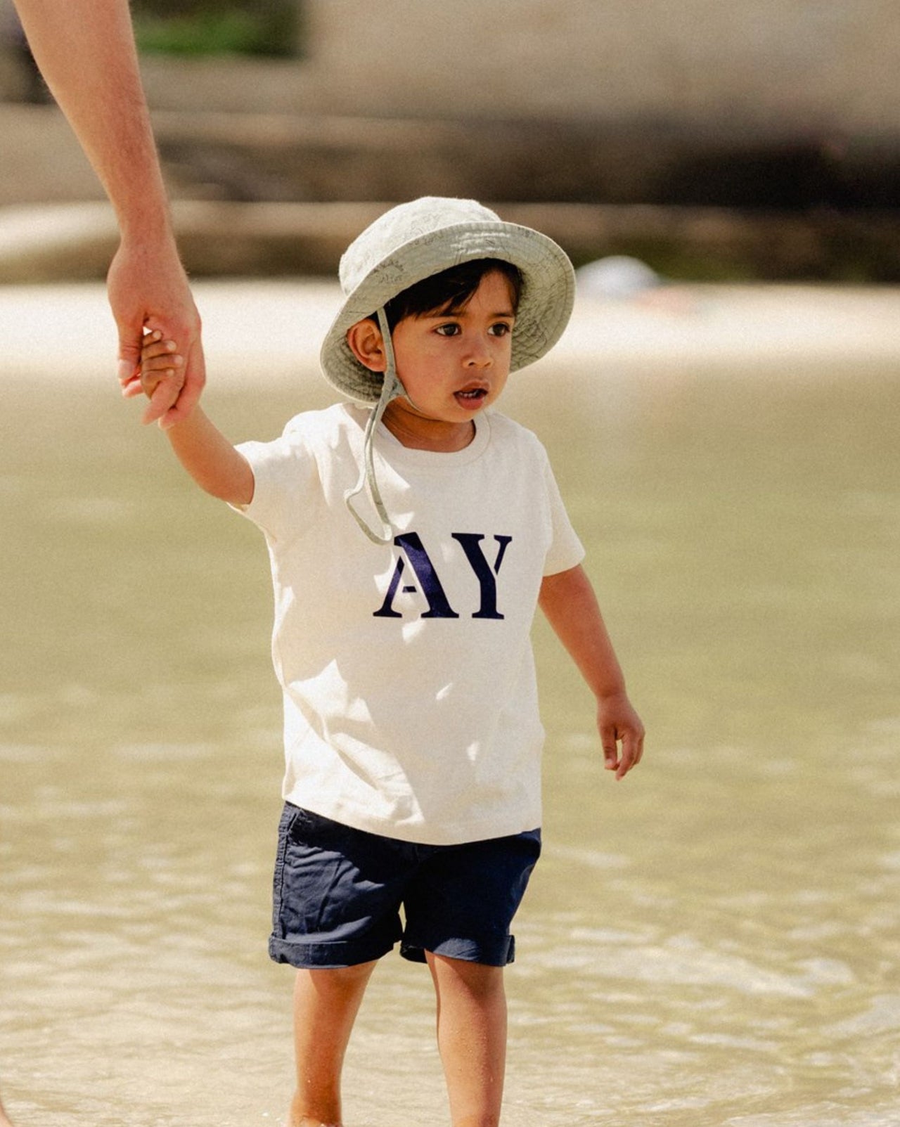 Tshirt enfant blanc et marine de la marque Quartier Iodé, qui met à l'honneur les ports bretons.