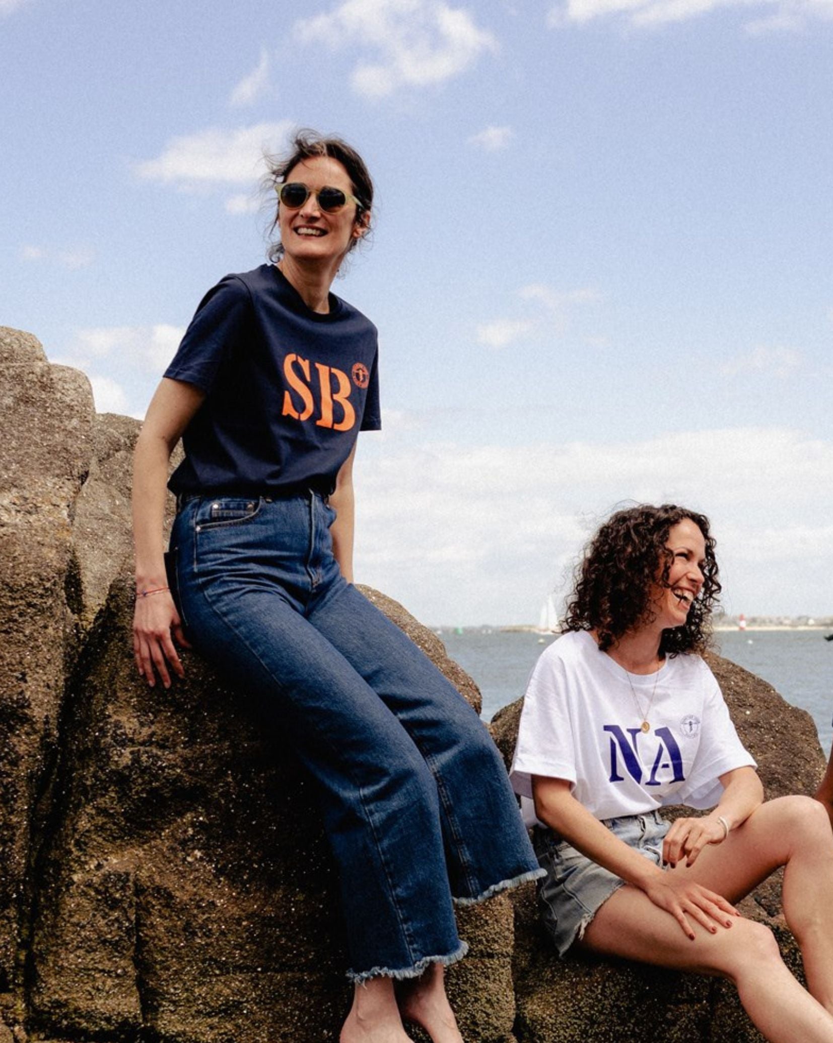 Tshirt de la marque bretonne  Quartier Iodé pour femmes. Marine, Blanc, bleu et orange. 