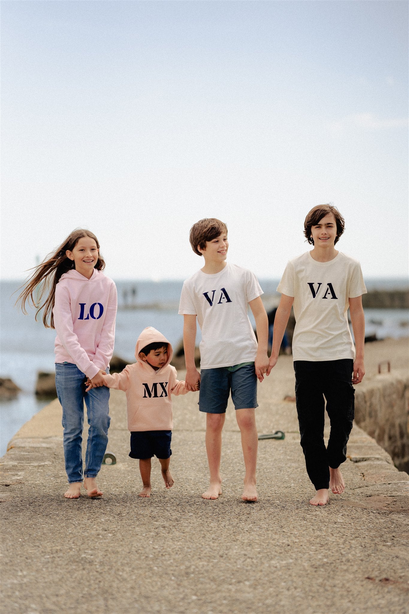 Habillez chaudement vos Enfants avec Quartier Iodé et ses pull sweat et tshirts à l'effigie des quartiers maritimes bretons. Vannes, LO pour Lorient, MX pour Morlaix, nous proposons tous les ports de Breizh. 