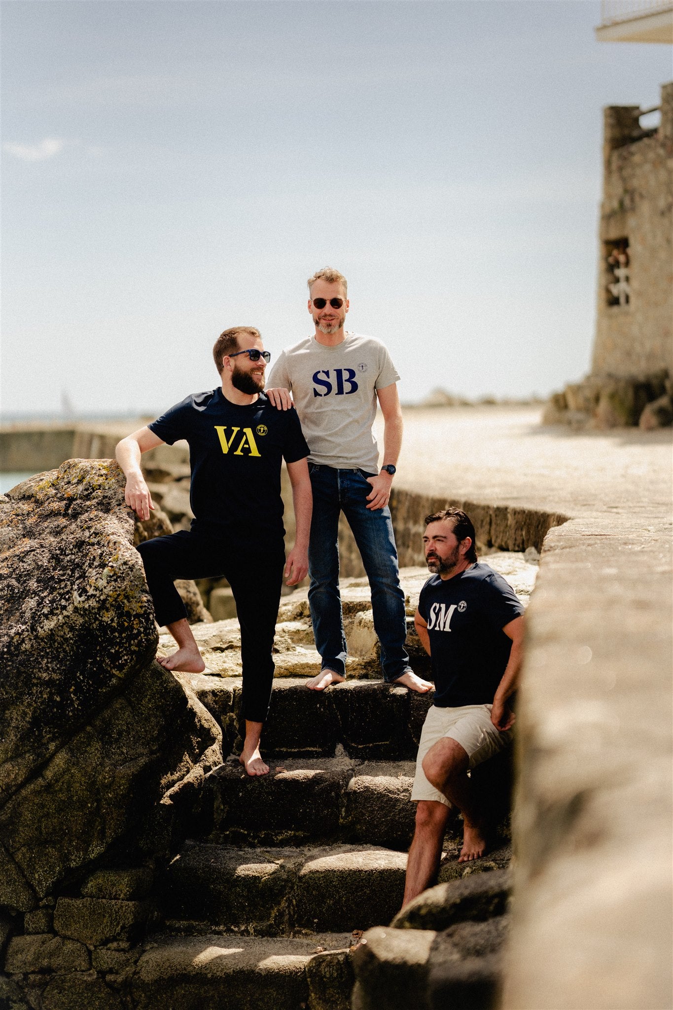 Quartier Iodé habille les hommes avec ses T shirt imprimés en couleurs aux initiales des ports bretons. Esprit mer et breizh, on aime leur matière en coton bio. 