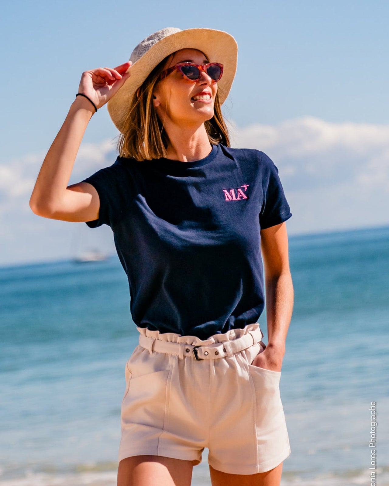 T shirt femme avec une belle broderie de votre ville de coeur MA (Marseille) par Quartier iode), en coton biologique 