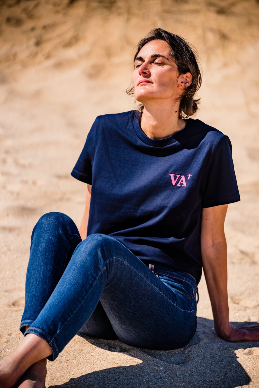 Tshirt coupe clissique, de la marque bretonne Quartier iodé. Broderie VA pour Vannes. Idéal pour femme, style chic décontracté.