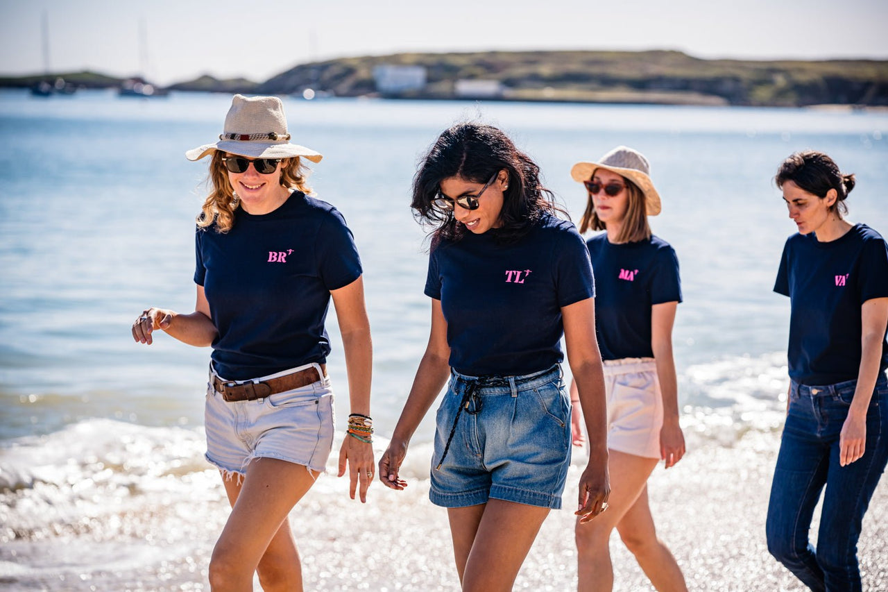 Tshirt coupe clissique, de la marque bretonne Quartier iodé. Broderie VA pour Vannes. Idéal pour femme, style chic décontracté.