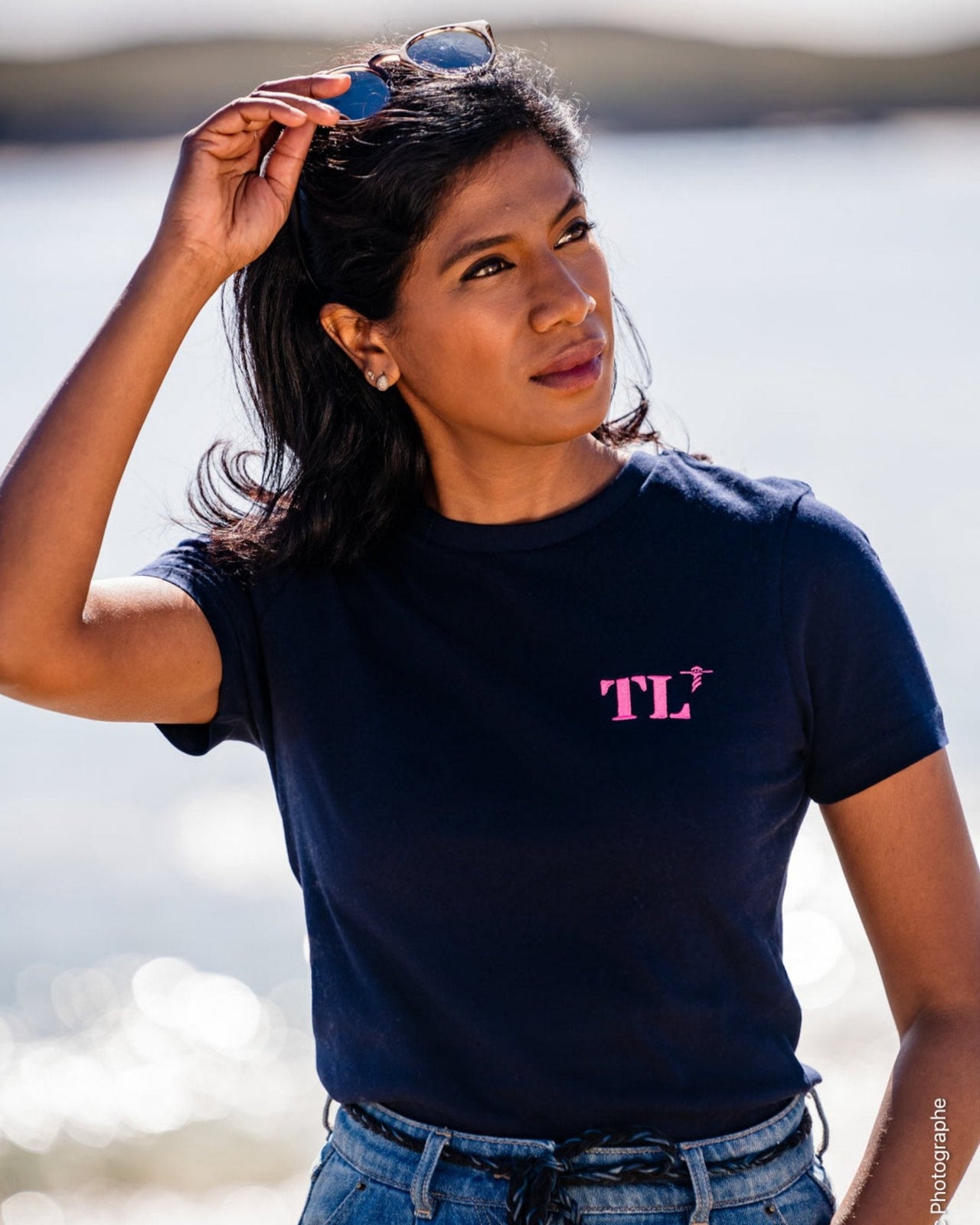 T shirt femme coupe classique brodé en rose avec les initiales de Toulon TL votre port de coeur. Par Quartier iodé 