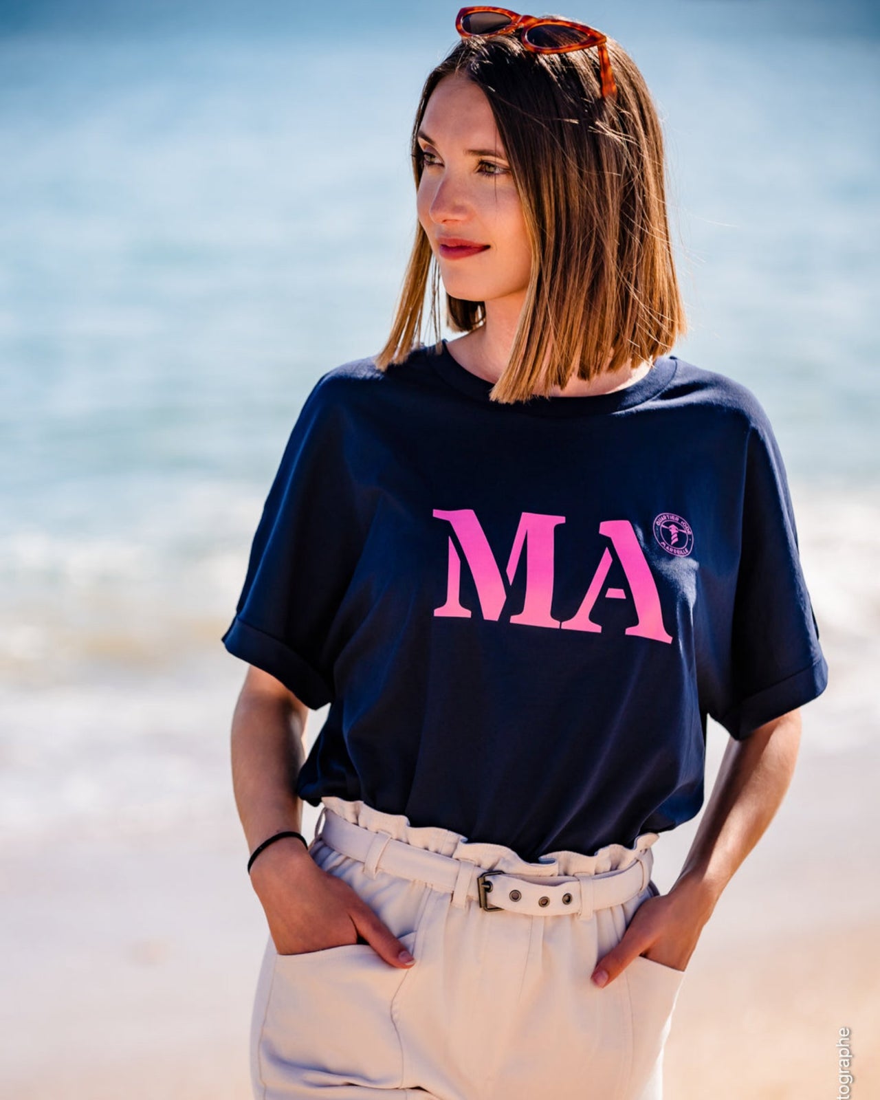 Tshirt Oversized bleu rose, de la marque Quartier iodé. Imprimé MA pour Marseille. Idéal pour femme, style chic décontracté.