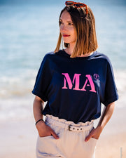 Tshirt Oversized bleu rose, de la marque Quartier iodé. Imprimé MA pour Marseille. Idéal pour femme, style chic décontracté.