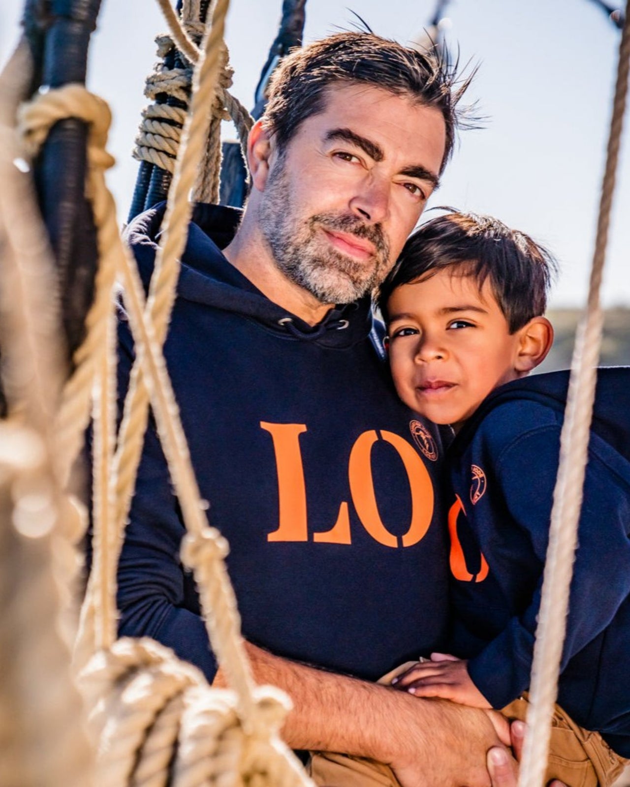 SWEAT CAPUCHE QUARTIER IODE LO LORIENT, hoodie breton, en coton bio. Idéal pour hommes et femmes. Bleu marine et orange.