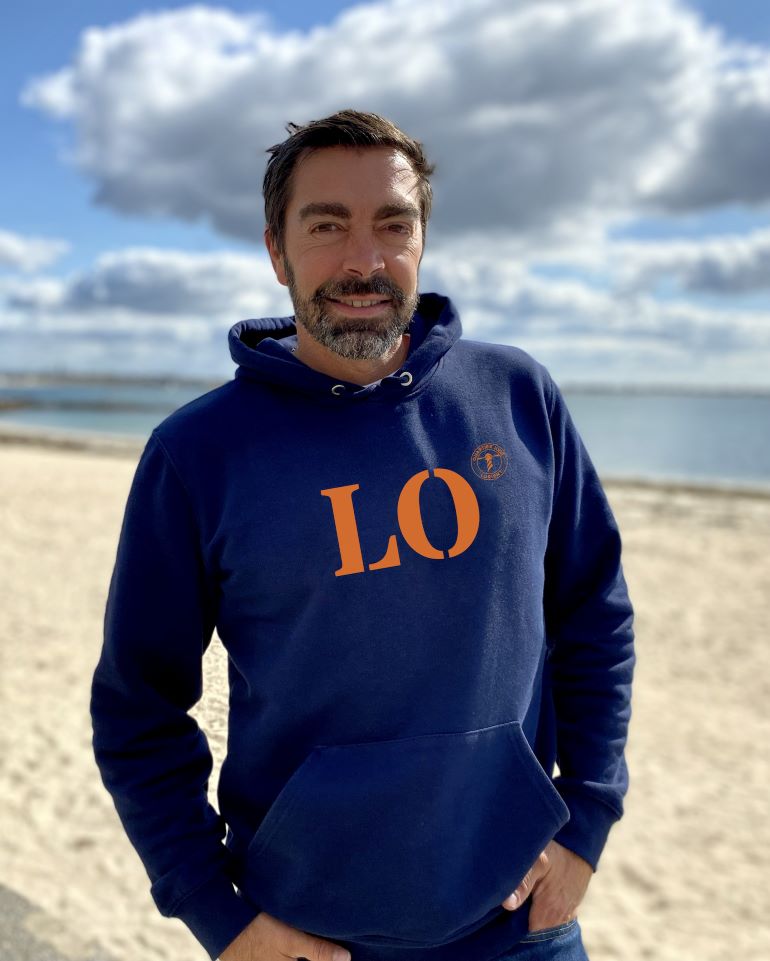 Hugo, Fondateur de Quartier Iodé, la marque bretonne de vêtements marins qui met à l'honneurs les ports de Bretagne. 