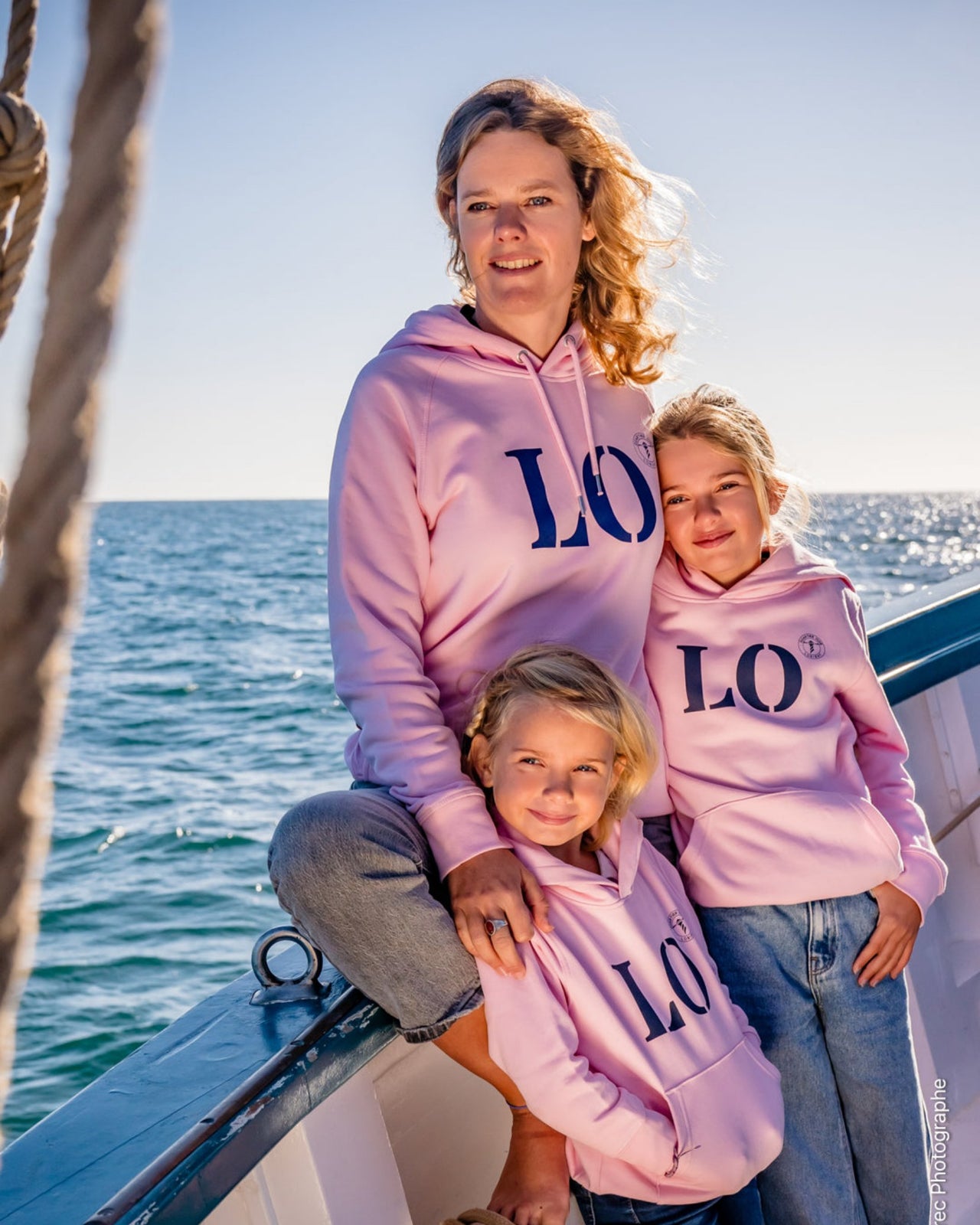 LO pour Lorient ! Votre enfant va adorer son sweat à capuche breton, estampillé de son port de coeur Lorient avec Quartier iodé.
