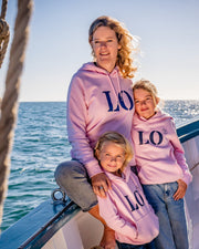 LO pour Lorient ! Votre enfant va adorer son sweat à capuche breton, estampillé de son port de coeur Lorient avec Quartier iodé.