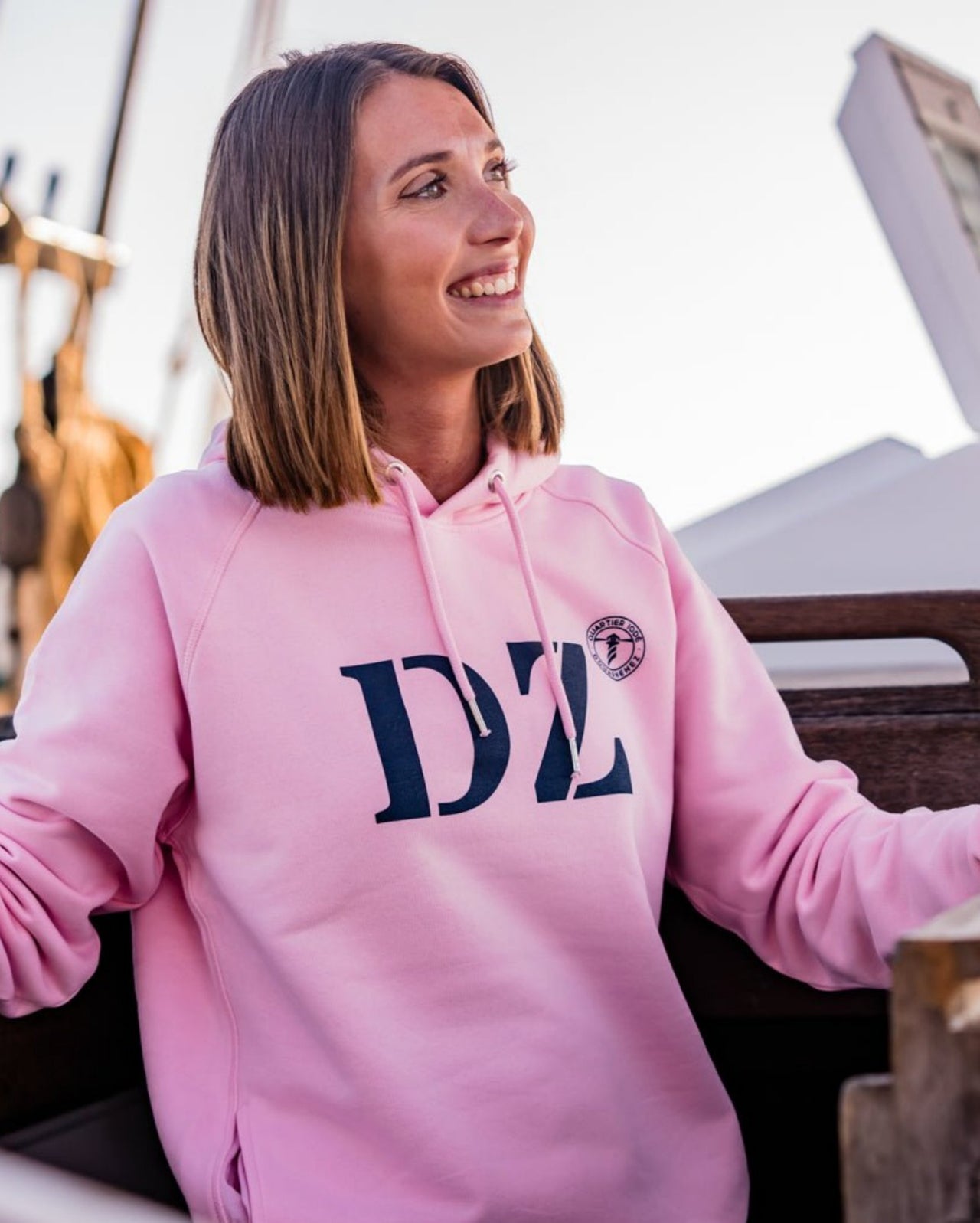 Sweat capuche rose avec votre port d'attache DOUARNENEZ DZ en coton biologique pour un look décontracté et très confort.