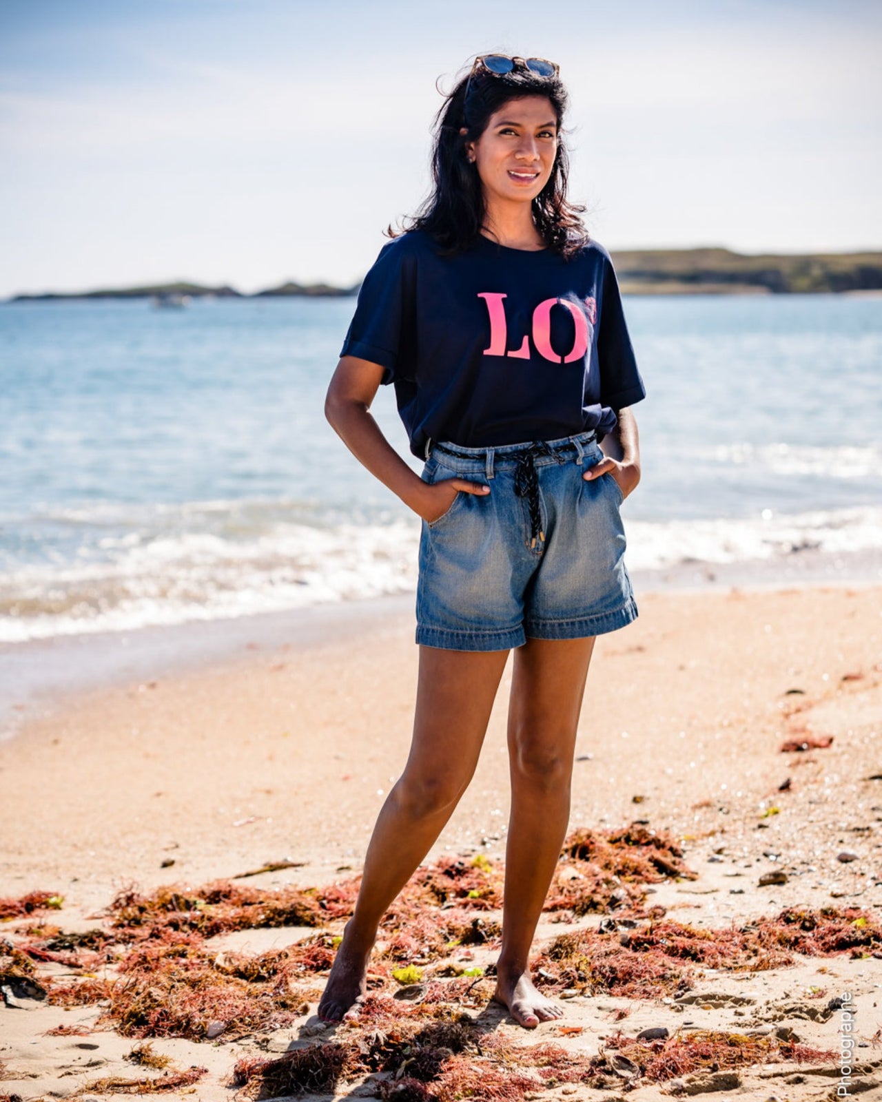 Tshirt Oversized bleu rose, de la marque Quartier iodé. Imprimé LO pour Lorient. Idéal pour femme, style chic décontracté.