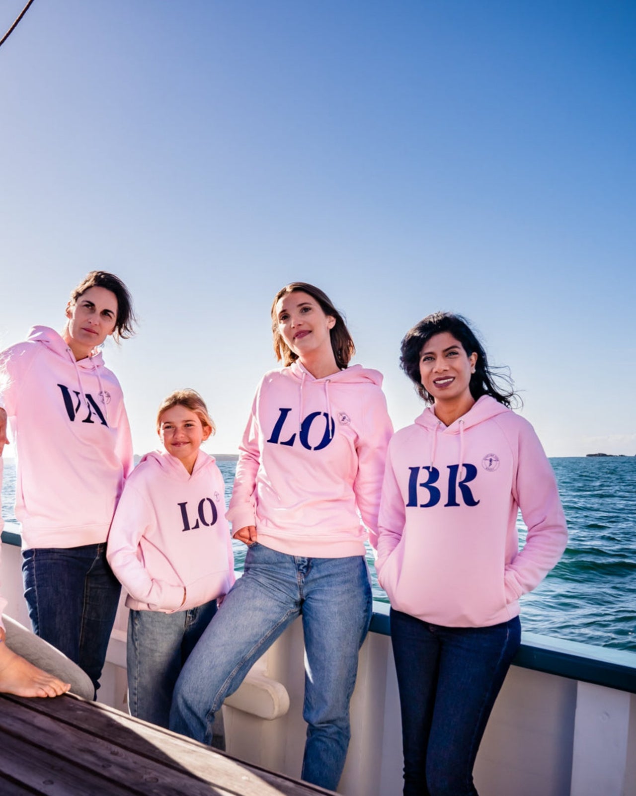 Sweat Rose et bleu Ports bretons  : Brest, Lorient, Vannes, par Quartier iodé. Pour femmes et enfants. 