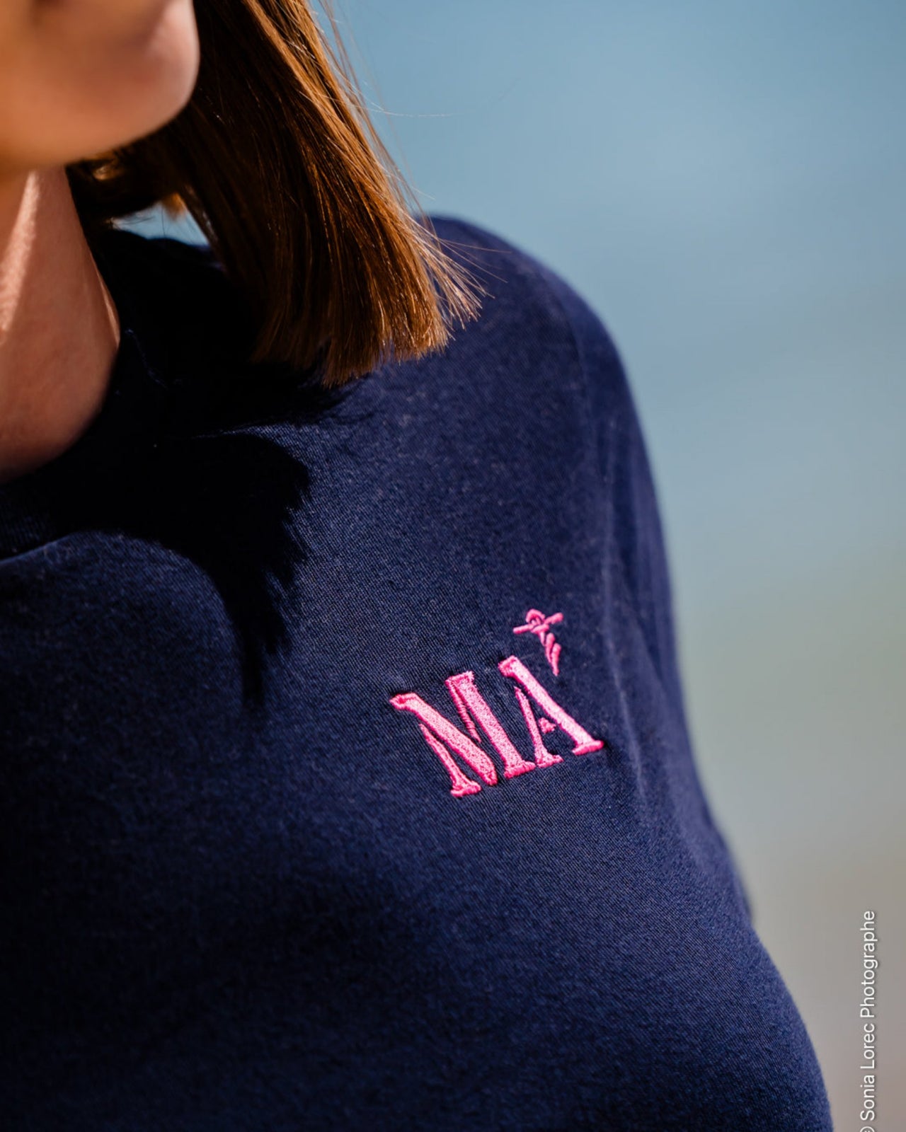 T shirt femme en coton biologique avec une belle broderie rose de votre ville de coeur MA (Marseille) par Quartier iodé