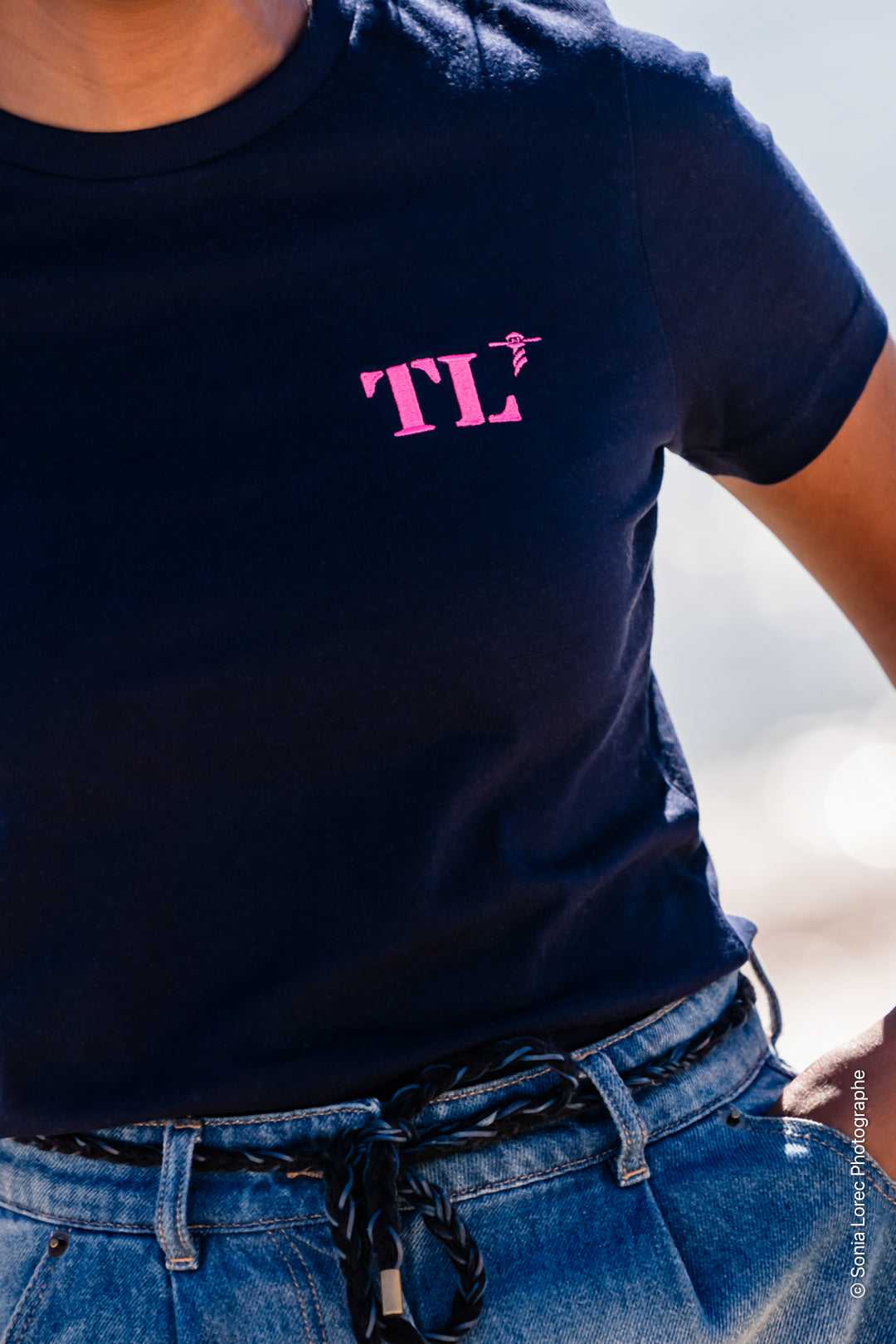 T shirt femme coupe classique brodé en rose avec les initiales de Toulon TL votre port de coeur. Par Quartier iodé 