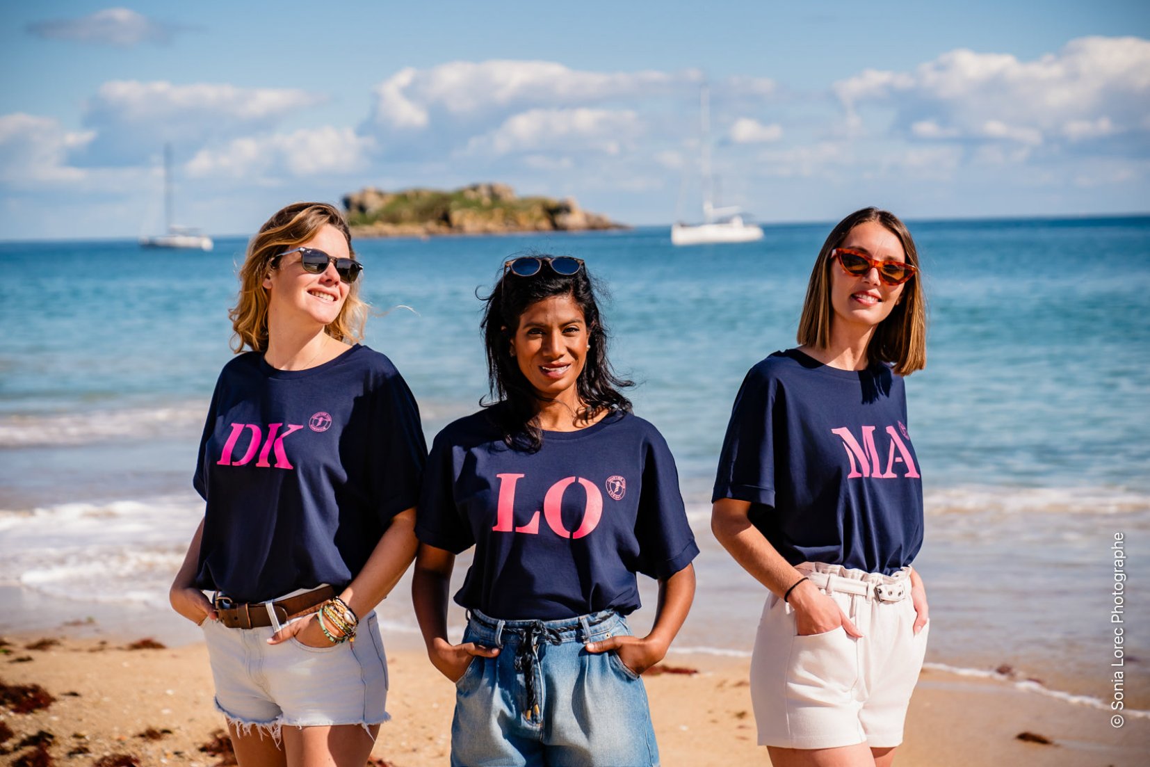 T shirt Oversized bleu rose, de la marque Quartier iodé. Imprimé avec votre port de coeur. Idéal pour femme, style chic décontracté.
