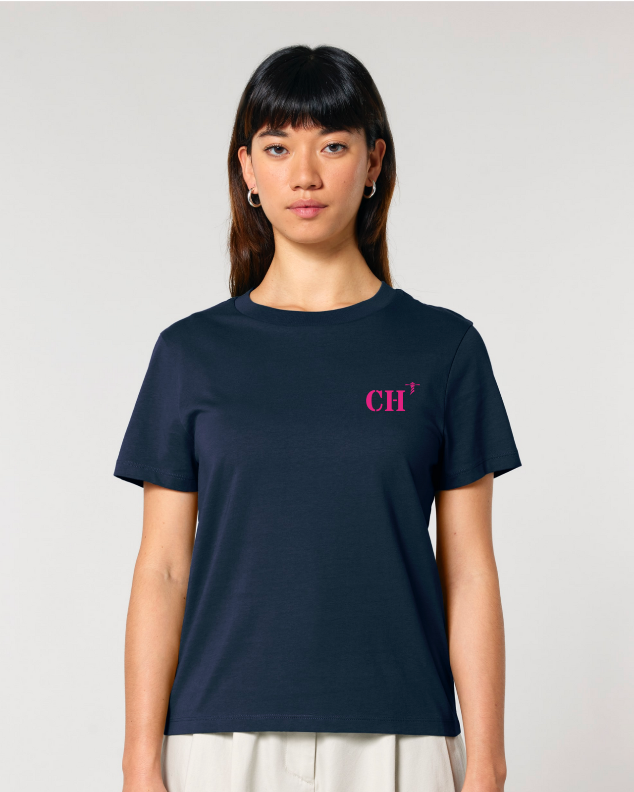 T shirt femme en coton biologique avec une belle broderie de votre ville de coeur CH (Cherbourg) par Quartier iodé