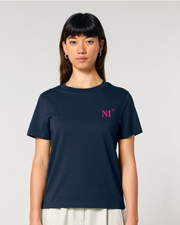 T shirt femme coupe classique brodé en rose avec les initiales NI pour Nice votre port de coeur. Par Quartier iodé 